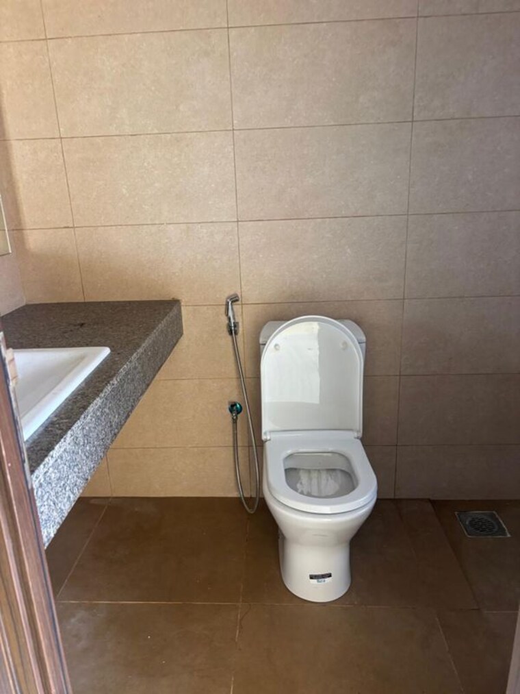 Bathroom, kalpataru-mugnus 3 Bedroom 1200 Sq.Ft. Apartment In Bandra East Mumbai 9911320