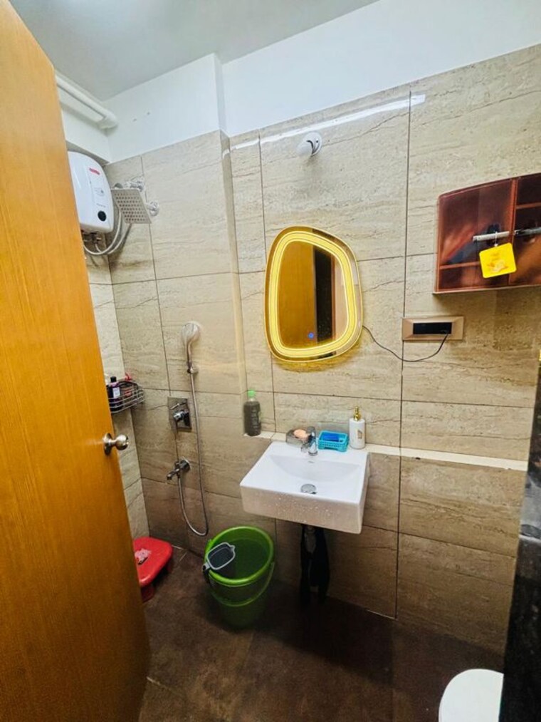 Bathroom, chandak-34-park-estate 2 Bedroom 617 Sq.Ft. Apartment In Goregaon West Mumbai 9911342