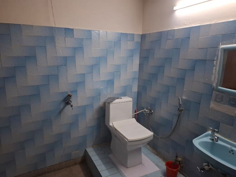 Bathroom, sector 22 1.5 Bedroom 850 Sq.Ft. Independent House In Sector 22 Noida 9911419