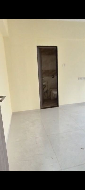 Room in 2 BHK Apartment at Khandelwal Sai Iconic, Andheri West – for Rent