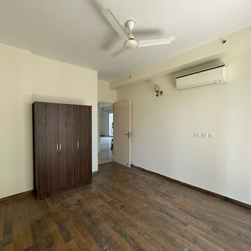 Room in 3 BHK Apartment at Conscient Heritage Max, Sector 102 – for Rent