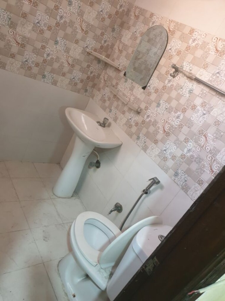 Bathroom, sector 16 2 Bedroom 850 Sq.Ft. Apartment In Sector 16 Faridabad 9911483
