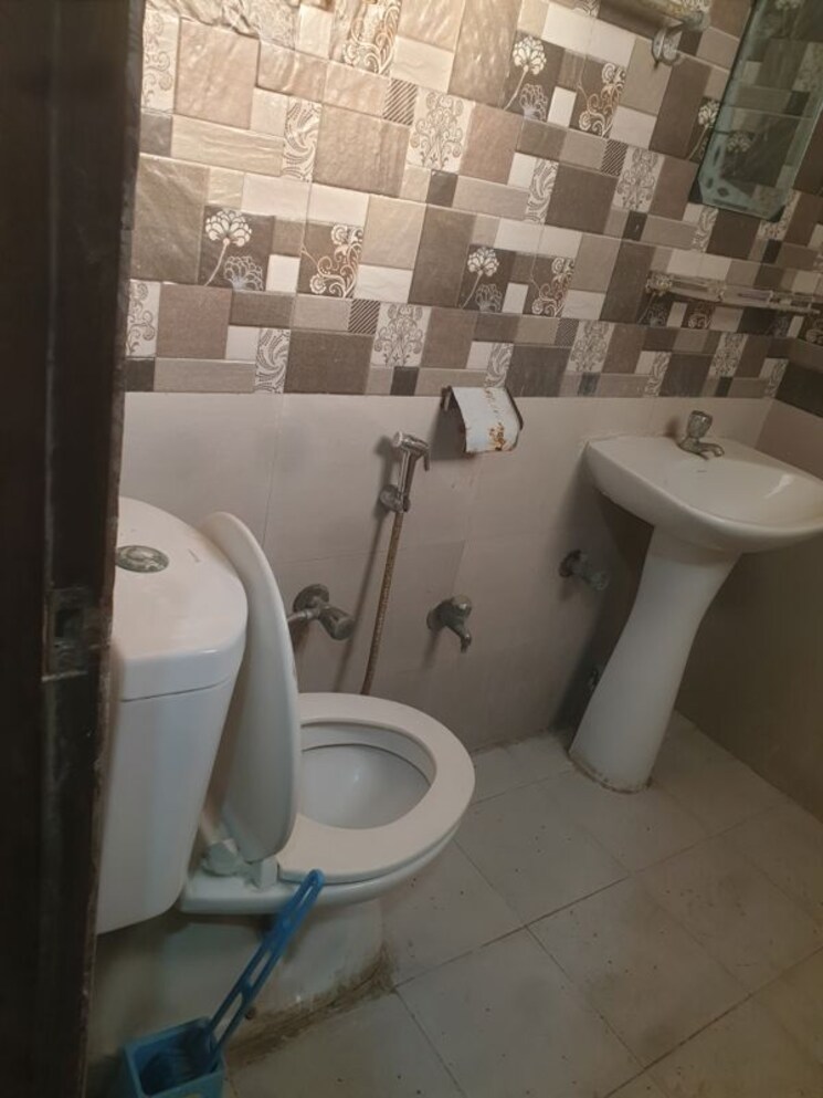 Bathroom, sector 16 2 Bedroom 850 Sq.Ft. Apartment In Sector 16 Faridabad 9911483