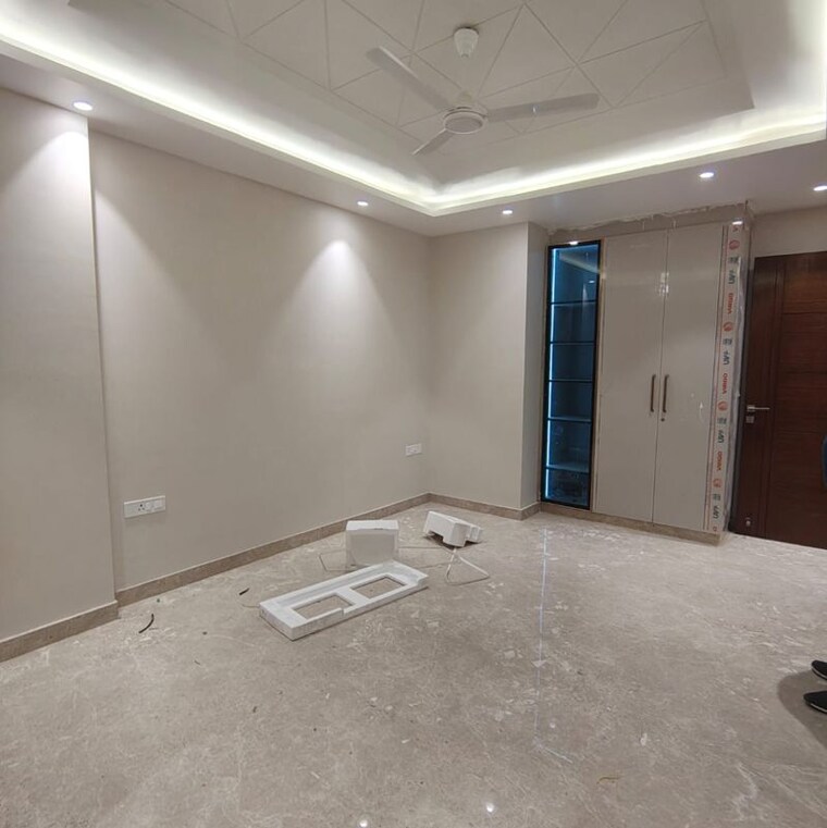 Room, shivalik colony 3.5 Bedroom 1800 Sq.Ft. Builder Floor In Shivalik Colony Delhi 9911671