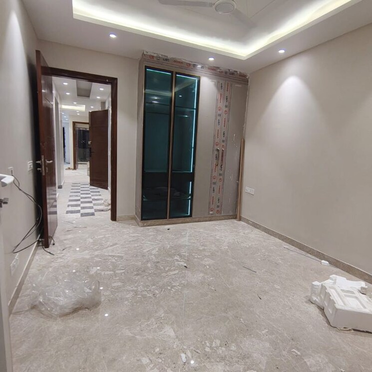 Room, shivalik colony 3.5 Bedroom 1800 Sq.Ft. Builder Floor In Shivalik Colony Delhi 9911671