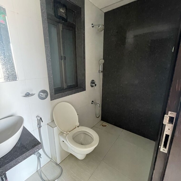 Bathroom, je-and-vee-om-trimurti 1 Bedroom 405 Sq.Ft. Apartment In Dindoshi Mumbai 9911792