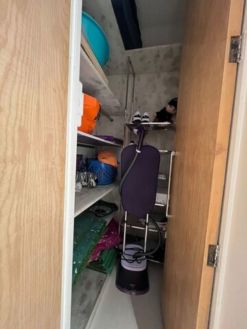 Furnished Amenities in 5 BHK Apartment at Lokhandwala Complex – for Rent