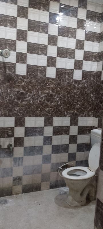 Bathroom in 2 BHK Builder Floor at SRS Tower, Sector 31 – for Rent