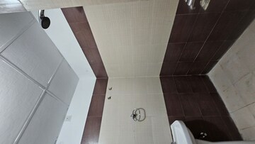 Bathroom in 4 BHK Apartment at Parsvnath Royale Floors, Uattardhona – for Rent