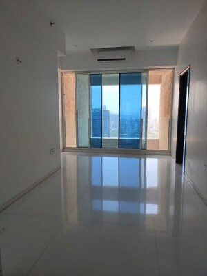 Room in 5 BHK Apartment at Raheja Imperia, Worli – for Rent