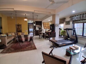 Living Room in 4 BHK Apartment at Lokhandwala Complex – for Rent
