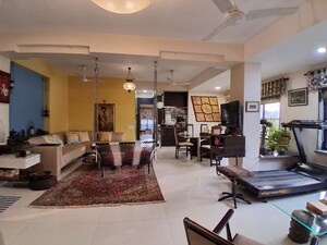 Living Room in 4 BHK Apartment at Lokhandwala Complex – for Rent