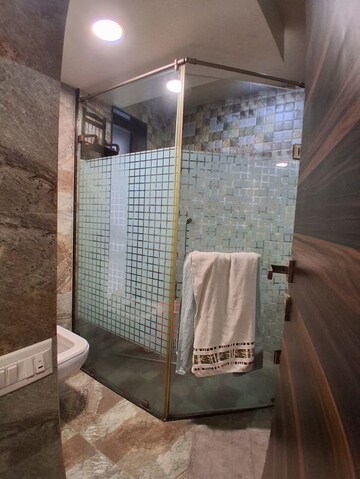 Living Room in 4 BHK Apartment at Lokhandwala Complex – for Rent