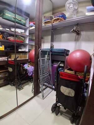 Living Room in 4 BHK Apartment at Lokhandwala Complex – for Rent