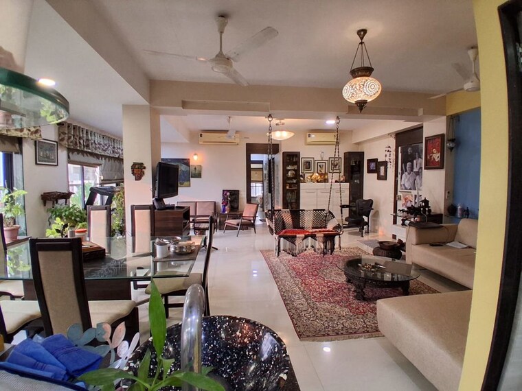 Living Room, lokhandwala complex 4 Bedroom 1400 Sq.Ft. Apartment In Lokhandwala Complex Mumbai 9912010