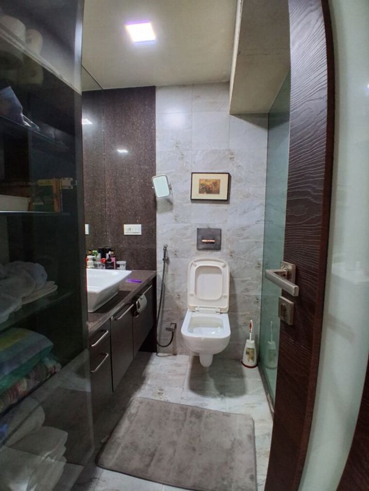 Bathroom, lokhandwala complex 4 Bedroom 1400 Sq.Ft. Apartment In Lokhandwala Complex Mumbai 9912010