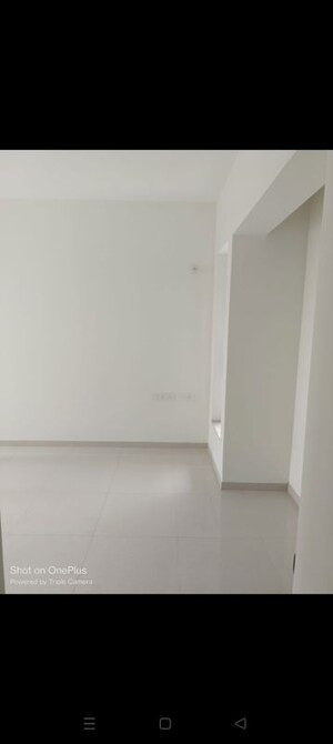 Room in 2 BHK Apartment at Kalpataru Paramount, Kapur Bawdi – for Sale