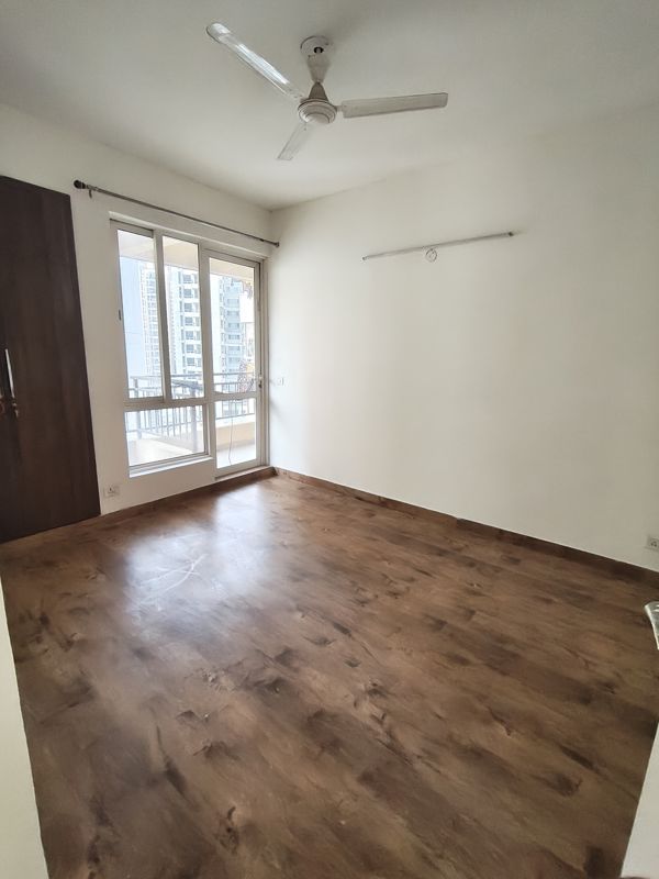3 BHK + Servant Room Apartment For Rent in Jaypee Greens Kosmos
