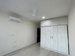 Room in 3 BHK Apartment at Oberoi Realty Esquire, Goregaon East – for Rent