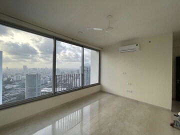 Room in 3 BHK Apartment at Oberoi Realty Esquire, Goregaon East – for Rent