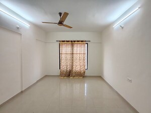 Room in 2.5 BHK Apartment at Kumar Kruti, Kalyani Nagar – for Rent