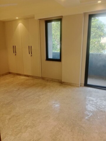 Room in 4 BHK Apartment at DLF The Icon, Dlf Phase V – for Sale