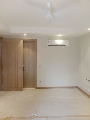 Room in 4 BHK Apartment at DLF The Icon, Dlf Phase V – for Sale