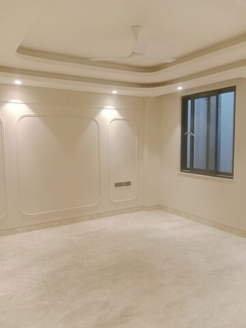 Room in 4 BHK Apartment at DLF The Icon, Dlf Phase V – for Sale