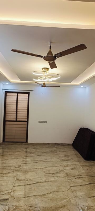 Room in 3 BHK Builder Floor at Sector 85 – for Rent