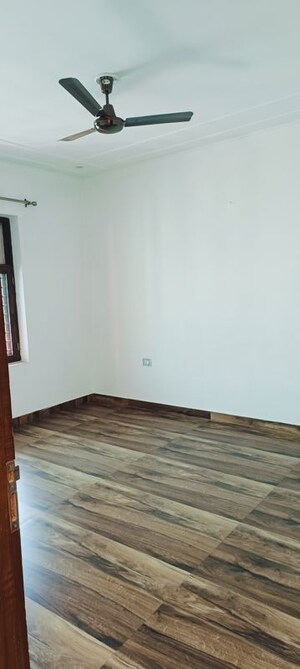 Room in 3 BHK Builder Floor at Sector 85 – for Rent