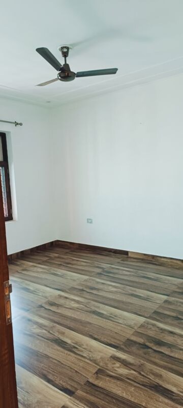 Room in 3 BHK Builder Floor at Sector 85 – for Rent
