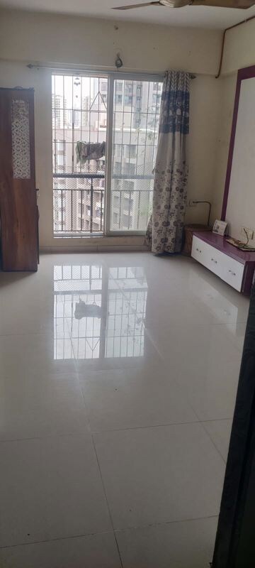Room in 1.5 BHK Apartment at Lodha Splendora, Ghodbunder Road – for Sale