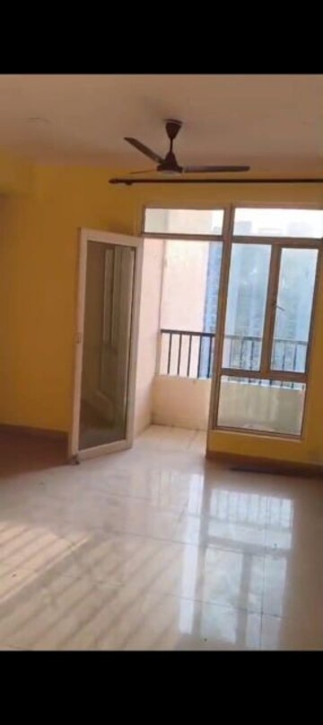Room in 2 BHK Apartment at Gaur City 4th Avenue, Sector 4 Greater Noida – for Sale