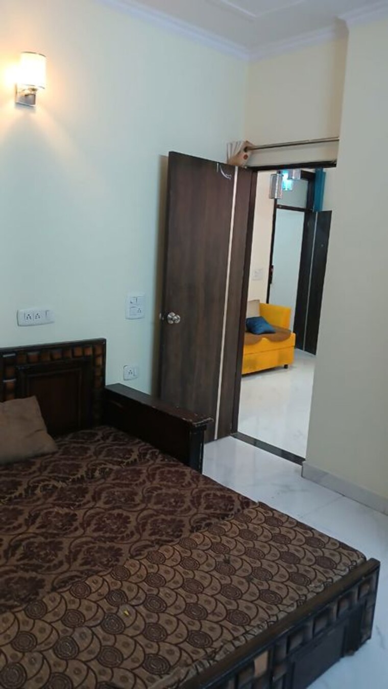 Room, patel nagar 3 Bedroom 1006 Sq.Ft. Apartment In Patel Nagar Gurgaon 9912653