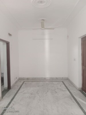 Room in 2.5 BHK Builder Floor at Sharma Homes 1, Sector 37 – for Rent