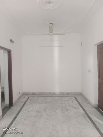 Room in 2.5 BHK Builder Floor at Sharma Homes 1, Sector 37 – for Rent