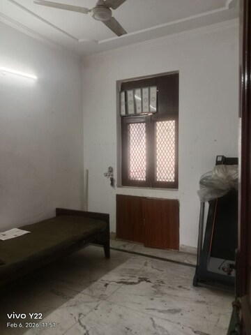 Room in 2.5 BHK Builder Floor at Sharma Homes 1, Sector 37 – for Rent