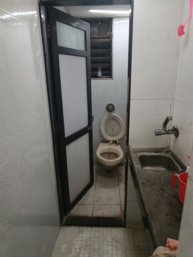 Bathroom, mahavir-chs-jambli-naka Commercial Office Space 250 Sq.Ft. In Jambli Naka Thane 9912825