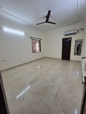 Room in 3.5 BHK Builder Floor at Versalia WoodWinds, Sector 67 – for Rent