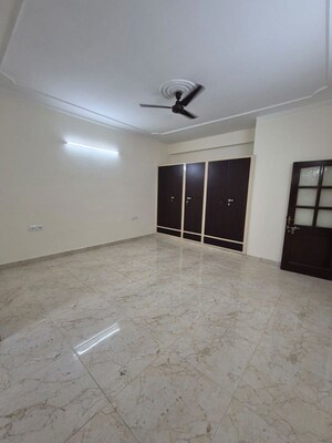 Room in 3.5 BHK Builder Floor at Versalia WoodWinds, Sector 67 – for Rent