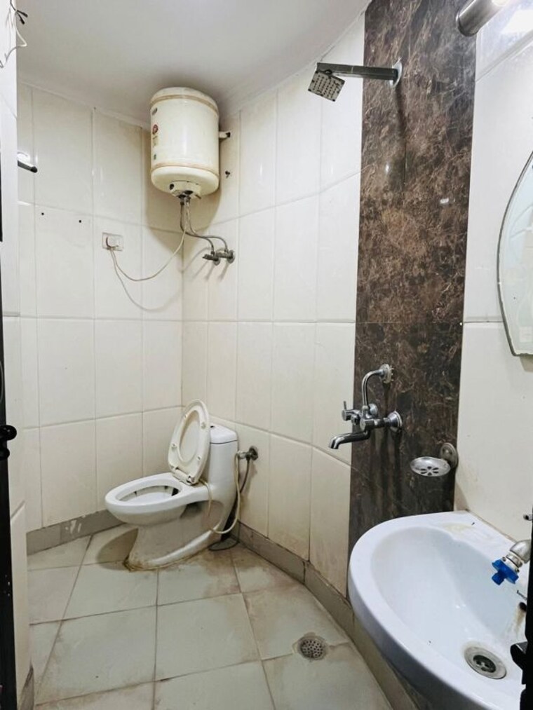 Bathroom, neb sarai 1 Bedroom 550 Sq.Ft. Apartment In Neb Sarai Delhi 9913077