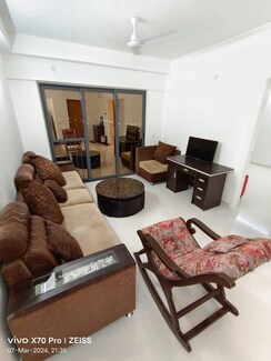 2 BHK + Pooja Room Apartment For Sale in Amanora Gold Towers