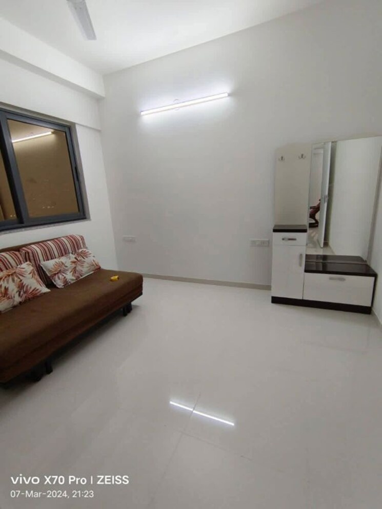 Living Room, amanora-gold-towers 2 Bedroom 950 Sq.Ft. Apartment In Hadapsar Pune 9913086