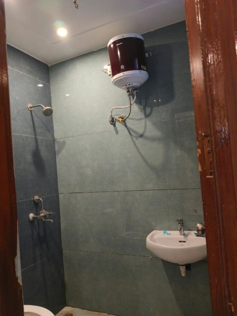 Bathroom, ambala highway 3 Bedroom 1400 Sq.Ft. Builder Floor In Ambala Highway Zirakpur 9881448