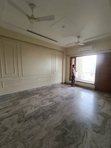 Room in 3 BHK Builder Floor at Uday Arden 45, Sector 45 – for Rent