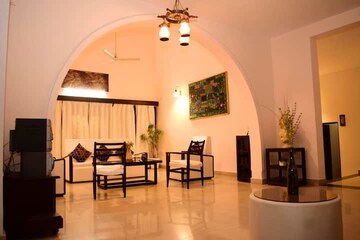 Living Room in 6+ BHK Villa at Arera Colony – for Rent