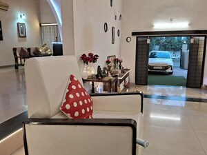 Living Room in 6+ BHK Villa at Arera Colony – for Rent