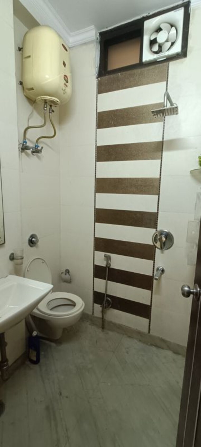 Bathroom, rohini sector 8 3 Bedroom 1000 Sq.Ft. Builder Floor In Rohini Sector 8 Delhi 9913476