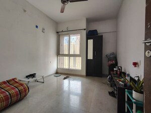 Room in 2 BHK Apartment at Kalpataru Paramount, Kapur Bawdi – for Rent