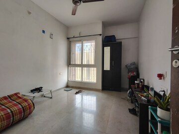 Room in 2 BHK Apartment at Kalpataru Paramount, Kapur Bawdi – for Rent